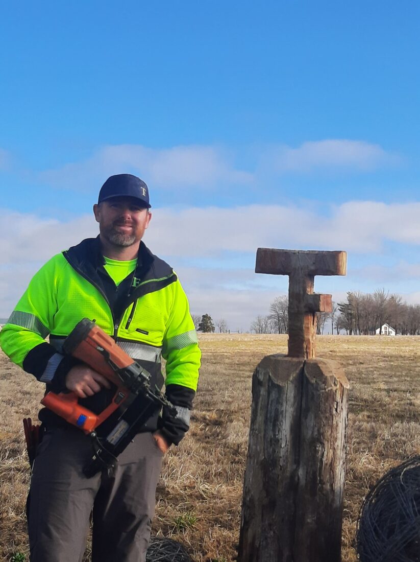 Justin Nary - The ST400i Cordless fence stapler gun makes fencing faster, easier, and safer for farmers and fencing contractors. The ST4001 fence stapler gun allows you to fire staples with one hand, allowing you to keep your second hand out of harm’s way.
