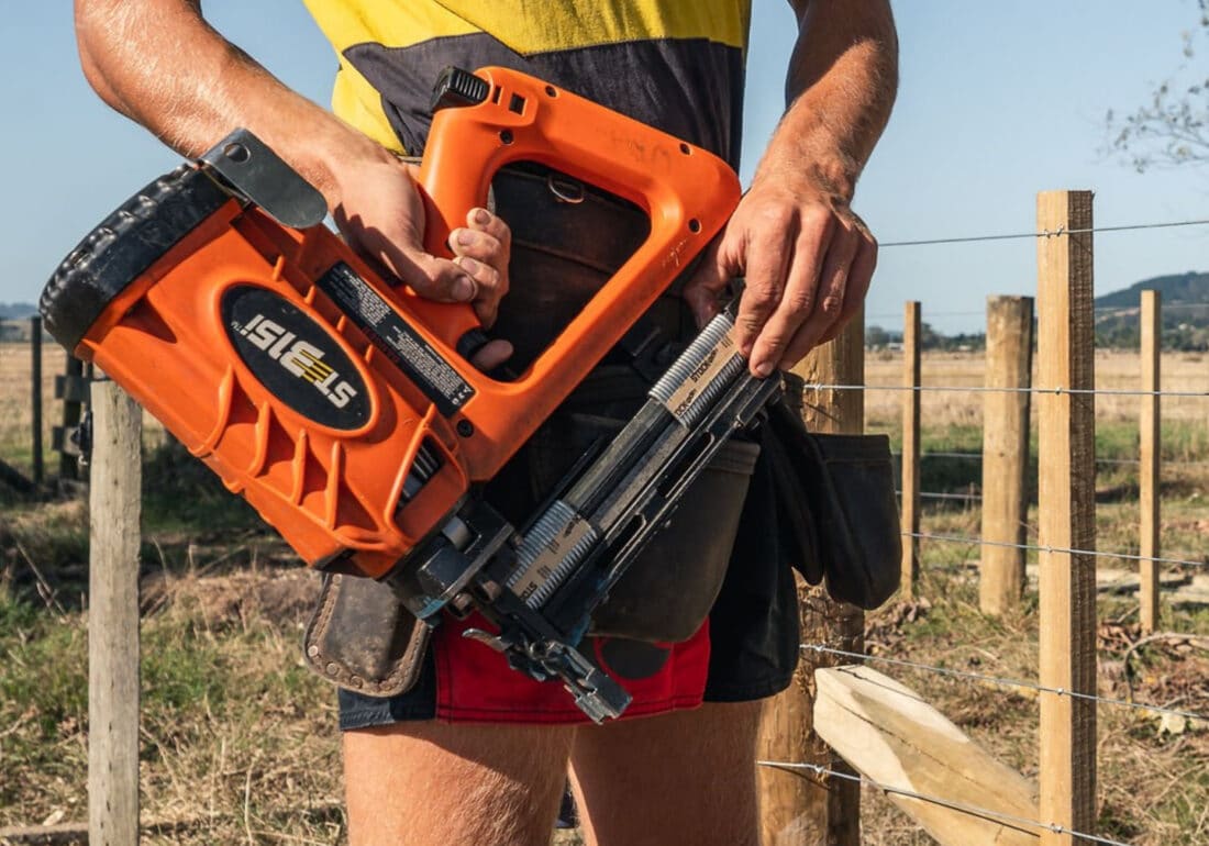 The ST315 cordless dropper fencing staple gun has no need for compressors or airlines making it ideal for hose-free work in remote situations. Light weight for easier handling.