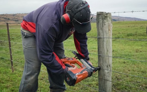 Stockade ST400i cordless post stapler