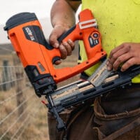 The ST400i is the world’s first 4mm diameter / 9 Gauge cordless fencing stapler that makes fencing faster, easier, and safer for farmers and fencing contractors.